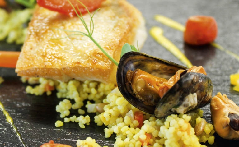 Sandre accompagné de couscous, moules et carottes